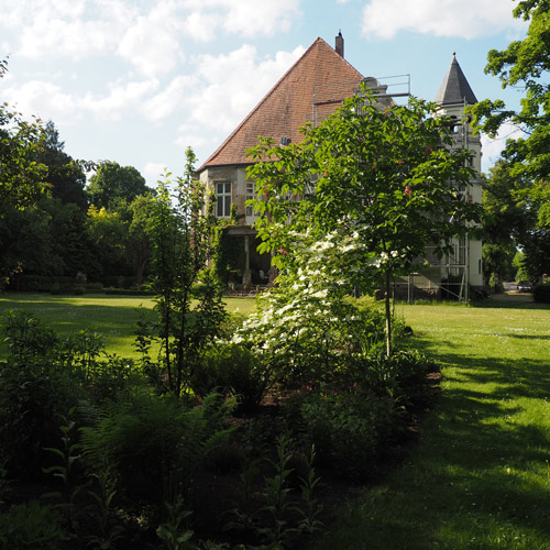 Giebelansicht auf das Schloss Sophienhof im Sommer