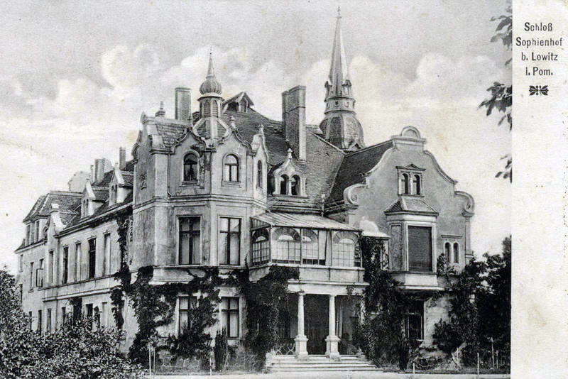 Eine alte Postkarte mit dem Schloss Sophienhof vor dem Brand
